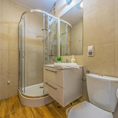 Kapitanski Do 6 Osob-25 Min Od Plazy *